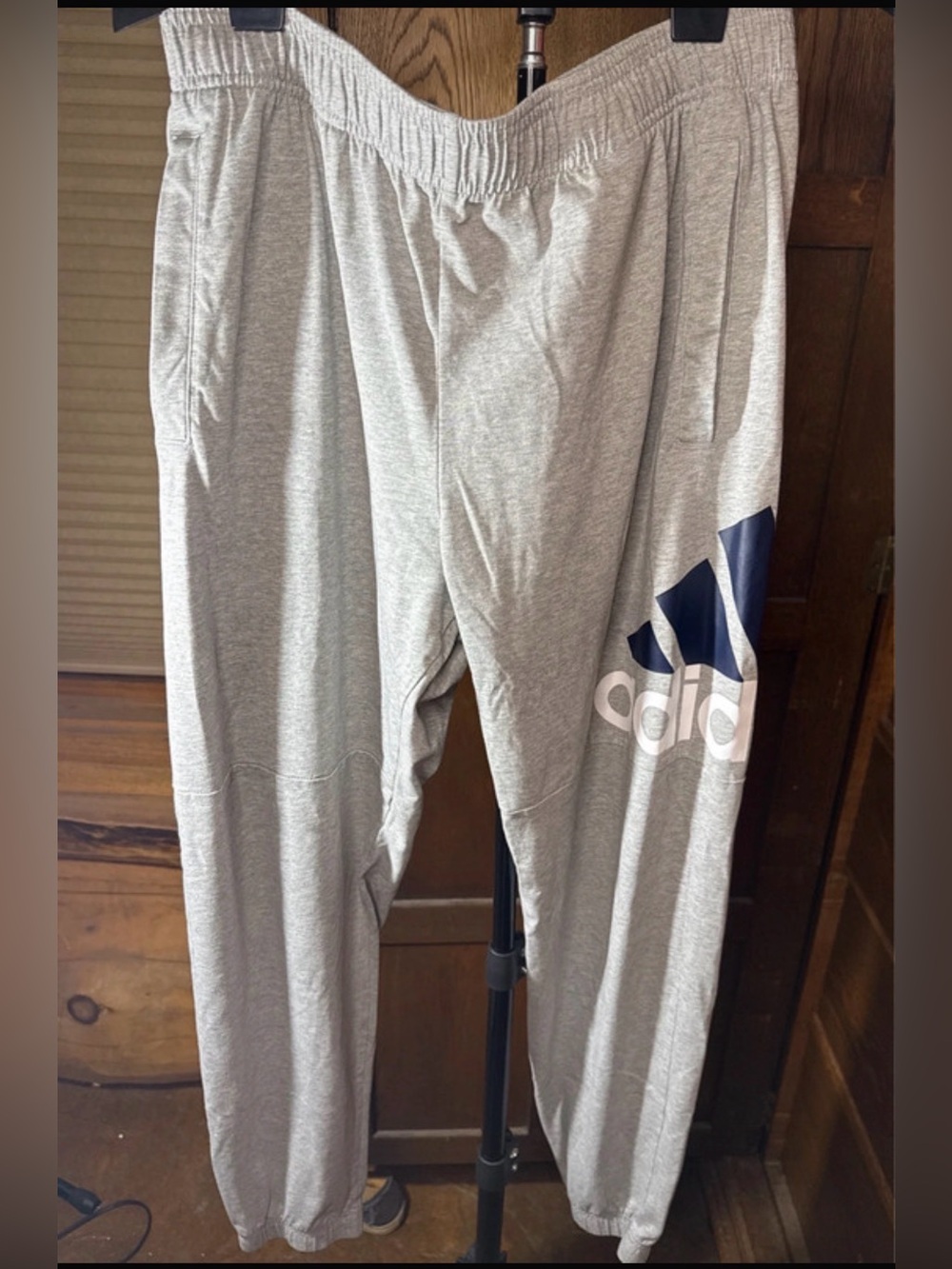 adidas Men’s Large Gray Fleece Jogger Sweatpants Badge of Sport Logo EUC